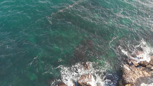 海浪在黑海的岩石海岸上挥舞着美丽的波浪犯罪a空中观察视频