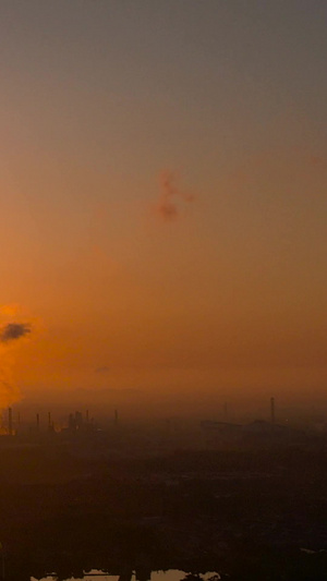 航拍城市日出晨曦化工厂冒烟太阳升起29秒视频