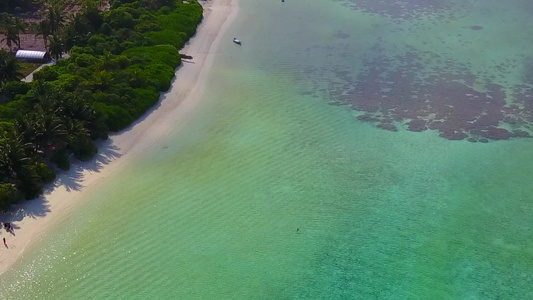 以蓝海和沙巴附近浅沙背景的蓝色海为代表的完美海岸海滩视频