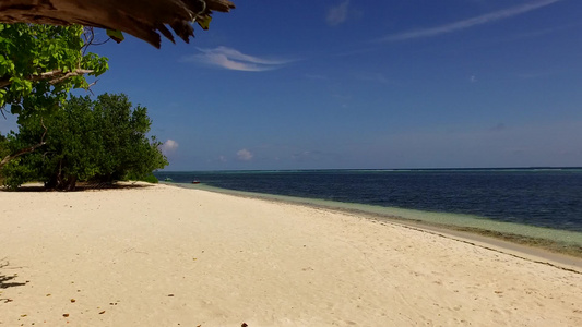 利用蓝色绿水和白色沙滩背景在度假胜地附近航行的美丽视频