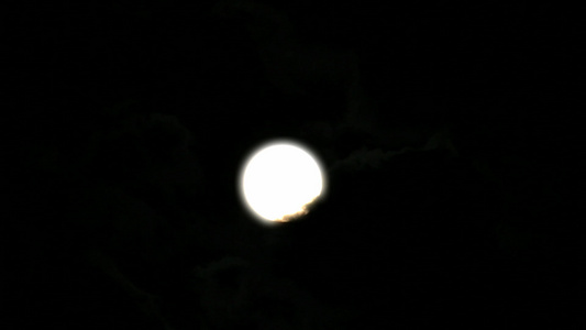 夜间的月亮满月在天上视频