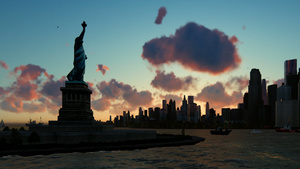 曼哈顿纽约美丽的日出月光明耀下30秒视频