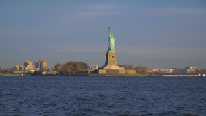 早上自由的雕像纽约市美国统一州从水面看稳定横穿镜头15秒视频