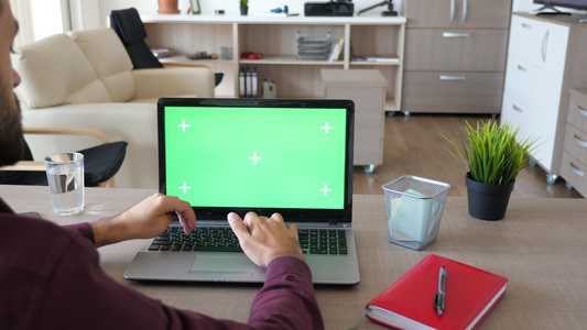 男人在电脑上打字用绿色屏幕染色体模拟视频