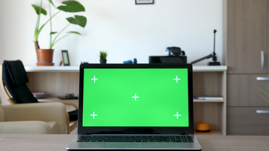 在绿色屏幕上放大模拟笔记本电脑视频