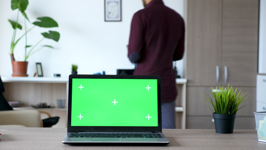 带有隔离绿色屏幕的现代笔记本电脑短片视频