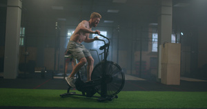 男子在健身房里固定的自行车上锻炼27秒视频