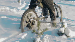 在雪中骑电动自行车的骑自行车6秒视频