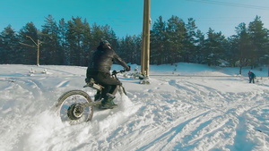 在雪中骑电动自行车32秒视频
