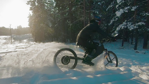 在雪中骑电动自行车25秒视频