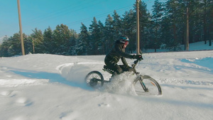 在雪中骑电动自行车的骑自行车45秒视频