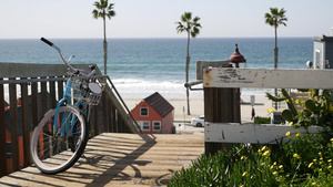 夏日海岸的楼梯和自行车16秒视频