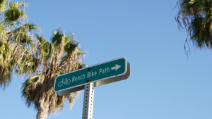 自行车路线绿色路标在加利福尼亚美国自行车道单站海滨8秒视频