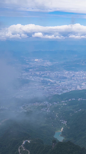 实拍湖南张家界天门山5A景区雾气缭绕延时天门山景区11秒视频