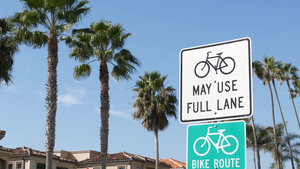 自行车路线绿色路标在加利福尼亚美国自行车道单站海滨9秒视频