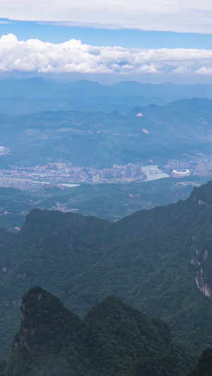 实拍湖南张家界天门山5A景区雾气缭绕延时天门山景区11秒视频