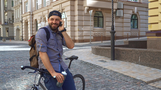 骑自行车者在街上讲电话视频