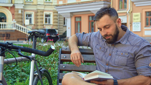 骑自行车者翻过书页在板凳上10秒视频