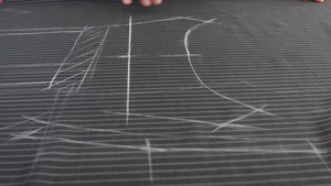 设计服装将模板应用于纺织面料准备裁剪7秒视频