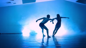 在聚光灯背景下的舞蹈元素17秒视频