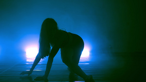 女孩在跳新风格迪斯科舞当代派对的独唱舞蹈蓝色烟雾29秒视频