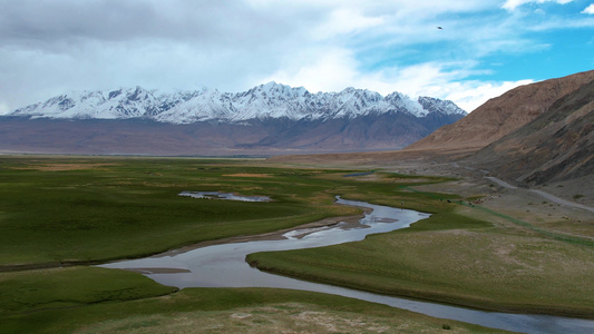 5A帕米尔旅游景区塔合曼湿地蜿蜒的河流航拍视频视频