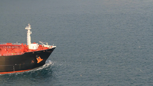 关闭一艘原油油轮满载石油的超级油轮在博斯普鲁斯海航行视频