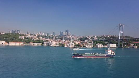 沿伊斯坦布尔市的bosporus海岸航行的油轮视频