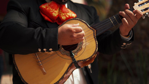 在墨西哥城市演奏一种的墨西哥乐器6秒视频
