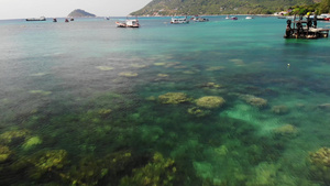 船在港口平静的海面上在泰国阳光明媚的日子里在热带异国情调10秒视频