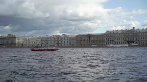 游客在城市的河运上欣赏涅瓦河宫殿9秒视频