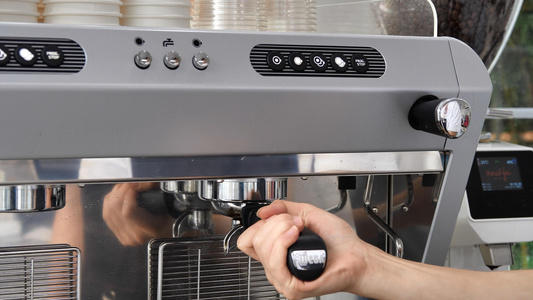 咖啡机安装过滤手柄4K视频