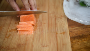 厨切日本菜生鱼肉鲑鱼28秒视频