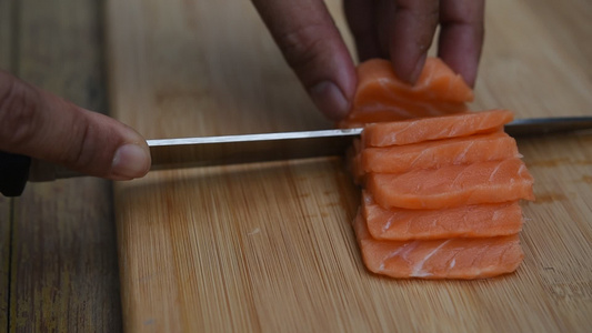 亚麻大厨切日本菜生鱼肉鲑鱼视频