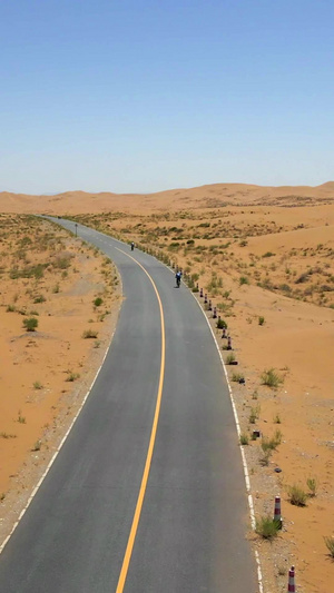 航拍在沙漠中骑行生态环境17秒视频