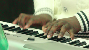 弹钢琴12秒视频