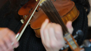 妇女演奏小提琴9秒视频