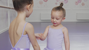 在芭蕾学校玩得开心的可爱小芭蕾舞女11秒视频