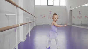 在芭蕾学校跳舞时的可爱小女孩10秒视频