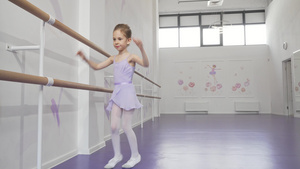 可爱的小芭蕾小芭蕾舞女在芭蕾学校练习舞蹈14秒视频