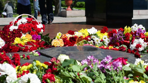 在纪念和悲伤的日子里许多不同的花束躺在祭坛上16秒视频
