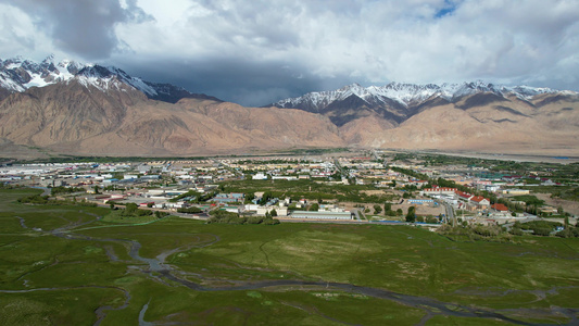 航拍新疆南部昆仑山脉下著名旅游小镇塔县全景视频视频