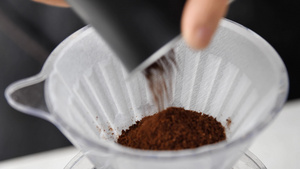 咖啡粉倒入滤纸25秒视频