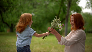 孩子送鲜花给母亲41秒视频