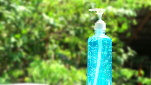 花园中的蓝凝胶瓶和模糊绿树16秒视频