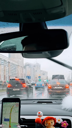 梅雨季节上下班高峰拥堵的城市车流第一视角16秒视频