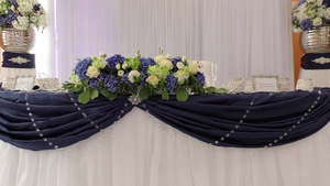 豪华时尚的婚礼昂贵的大厅8为新郎新娘设计精美的餐桌6秒视频