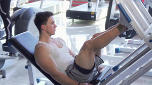 英俊的年轻男运动员在脚印机上锻炼运动17秒视频