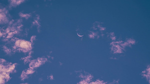 长焦拍摄峨嵋月在云朵中穿梭延时摄影7秒视频