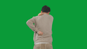 4K绿幕后视男性活动缓解腰部与肩膀疼痛18秒视频